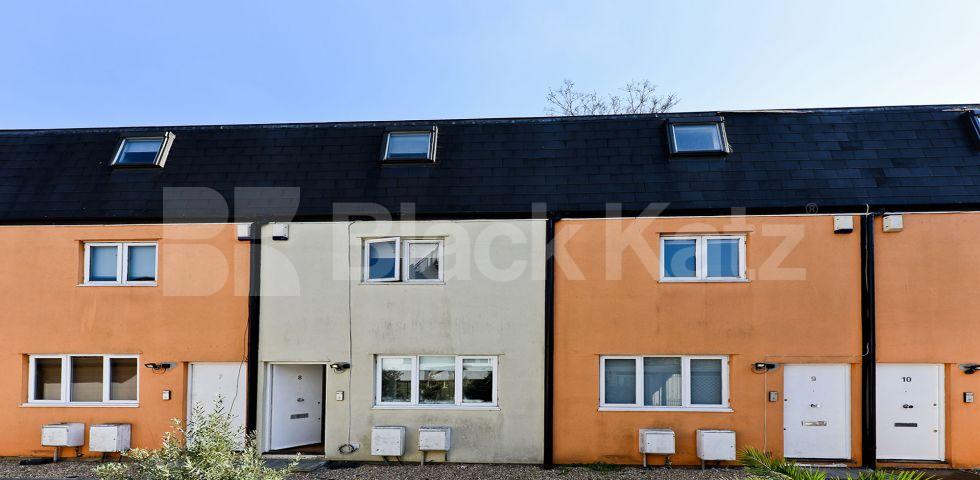 			UNDER OFFER , 4 Bedroom, 1 bath, 1 reception Mews House			 Heritage Place, Earlsfield